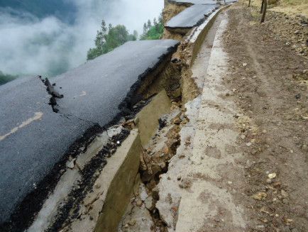 公路飛下懸崖