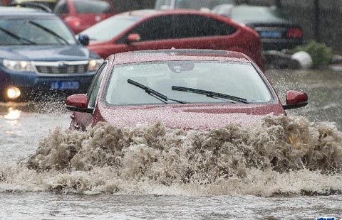 重慶遭受暴雨襲擊 多條公路陷入半癱瘓狀態（組圖）