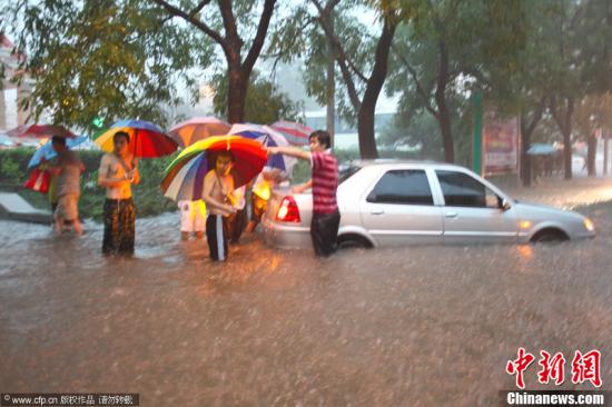 2012年7月21日，北京突降暴雨，路面成河，多車被淹，交通癱瘓。南寧 攝 圖片來源：CFP視覺中國