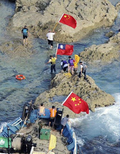 保釣勇士登陸釣魚島
