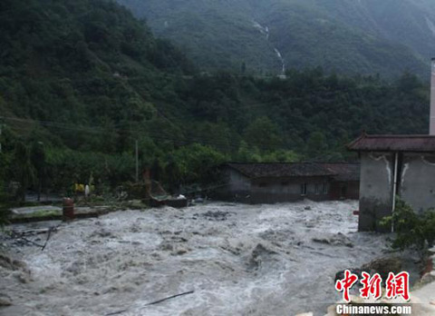 8月14日四川雅安暴雨引發泥石流 已致12人失蹤