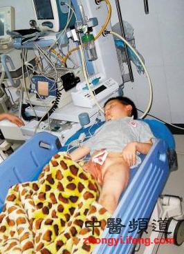 父親狂咬兒子 兒子遭父親發(fā)瘋咬裝死逃生