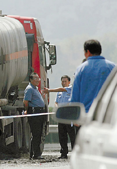 陜西省安監(jiān)局楊達才在車禍現(xiàn)場傻笑