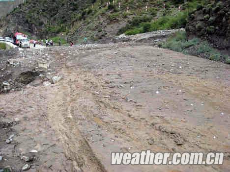 甘肅舟曲再降暴雨泥石流沖毀公路
