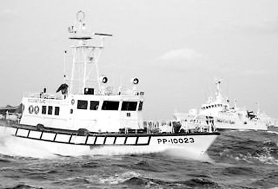 臺灣保釣漁船逼近釣魚島，日本艦艇攔截