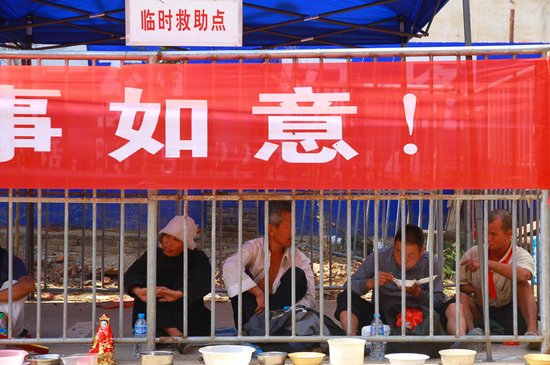 南昌廟會(huì)把行乞者圍欄圈住