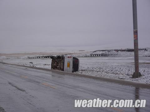 青海南部大雪低溫齊襲 道路結(jié)冰交通事故頻發(fā)