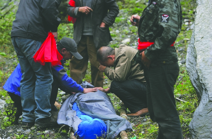 女驢友遇難，警民抬擔架遇難者遺體出山