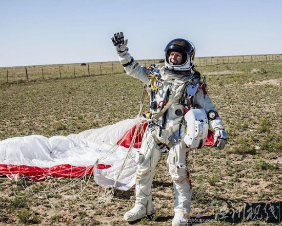 費(fèi)利克斯鮑姆加特納完成平流層3.7萬(wàn)米世界第一跳