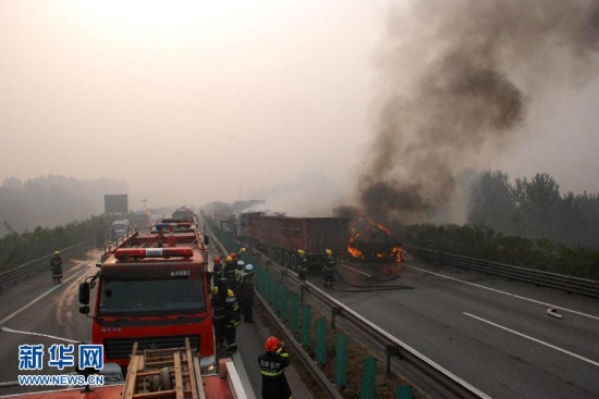 唐津高速公路發(fā)生車禍 約30輛車連環(huán)相撞造成嚴(yán)重?fù)矶? width=