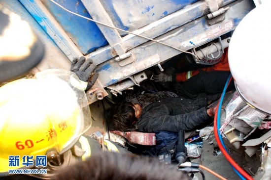 唐津高速公路發(fā)生車禍 約30輛車連環(huán)相撞造成嚴(yán)重?fù)矶? width=