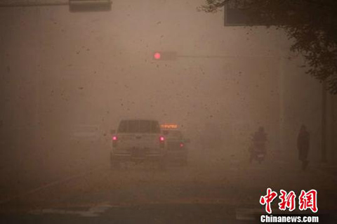 甘肅蘭州等地沙塵暴來(lái)襲寒潮大風(fēng)卷起塵土
