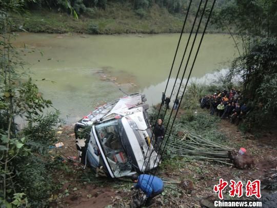 四川瀘州敘永縣敘威路車禍現(xiàn)場