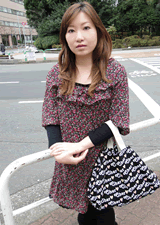 日本城市里走在大街的女子 看起來很美