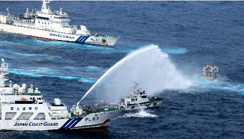 臺灣全家福號保釣漁船遭遇日本軍艦攔截