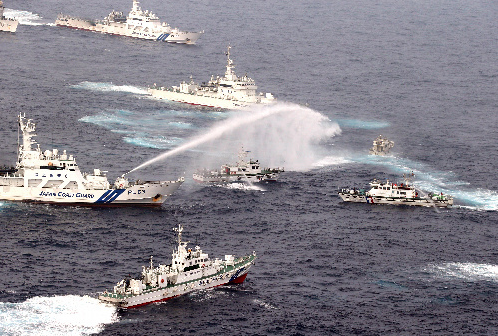 臺灣全家福號保釣漁船遭遇日本軍艦攔截