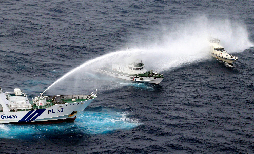 臺灣全家福號保釣漁船遭遇日本軍艦攔截