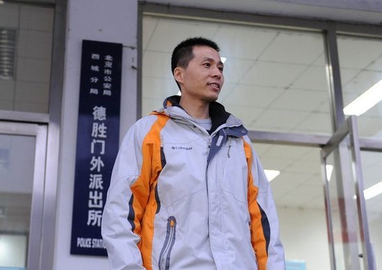 朱瑞峰日前表示，他手中還有至少5段重慶官員淫亂視頻，“當時官職都比雷政富大”，如果相關部門刻意掩蓋，他會把5個高官的淫亂視頻逐個曝光。圖為2013年1月28日，北京，警方調解完畢，朱瑞峰走出調解室。攝影：京華時報/徐曉帆