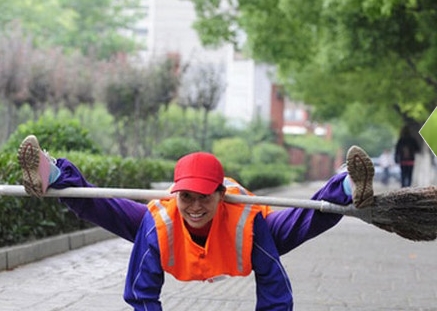 北京掃帚姐大街耍掃帚引圍觀