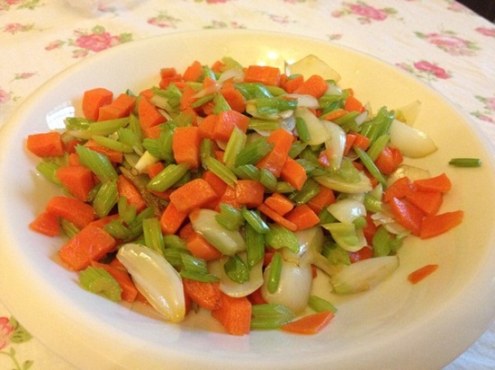 8款簡單有效的瘦臉食譜——芹菜胡蘿卜碎
