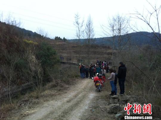 三輪車翻入水渠事故現(xiàn)場