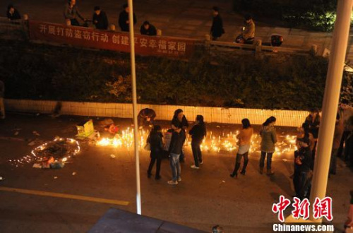 3月24日晚，長沙眾多市民來到“落井女孩”的事發地，點蠟燭為“落井女孩”祈禱平安。