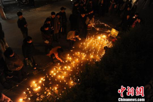 3月24日晚，長沙眾多市民來到“落井女孩”的事發地，點蠟燭為“落井女孩”祈禱平安。