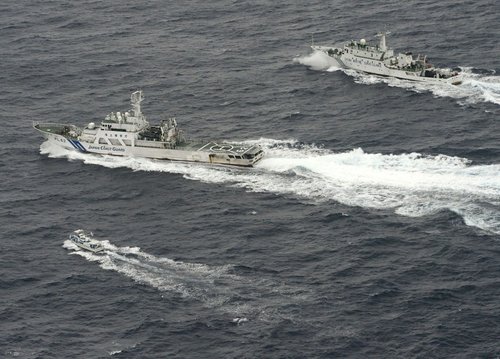 釣魚島海監船驅逐日本漁船，中國海監船在釣魚島維權執法