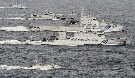 釣魚島海監船驅逐日本漁船，中國海監船在釣魚島維權執法