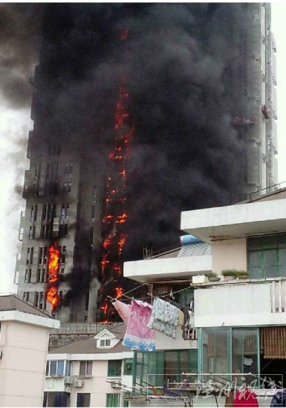 大廈腳手架當時火勢非常大