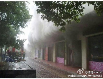 益陽(yáng)超市內(nèi)濃煙不斷冒出