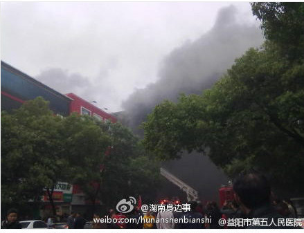 超市附近的商店受火災(zāi)影響被迫停業(yè)