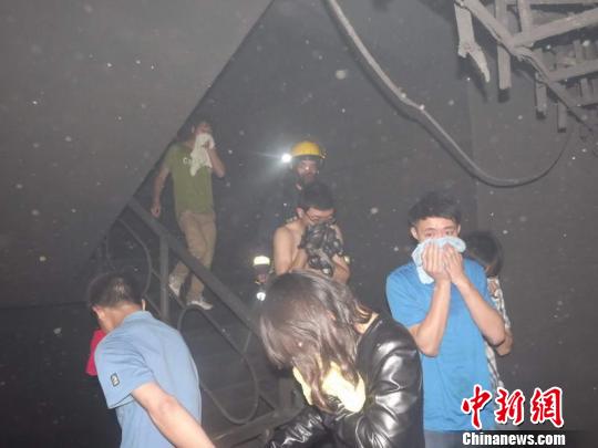 消防人員對(duì)被困人員進(jìn)行疏散