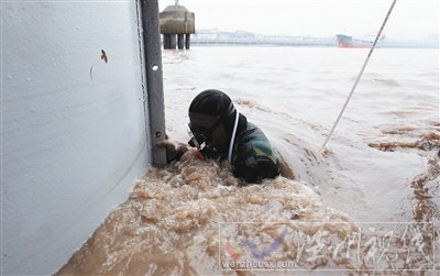 蛙人對水下橋墩進行加固作業