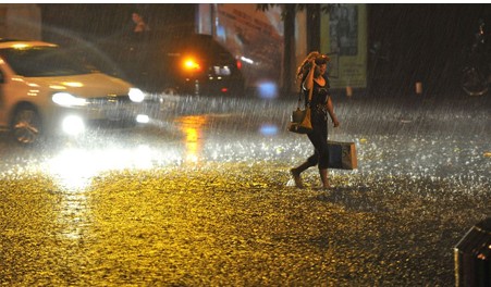 重慶暴雨 重慶28日暴雨導(dǎo)致路面積水交通堵塞