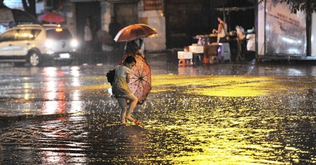 重慶暴雨 重慶28日暴雨導(dǎo)致路面積水交通堵塞