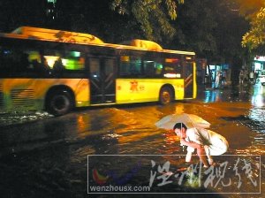 重慶暴雨 重慶28日暴雨導(dǎo)致路面積水交通堵塞