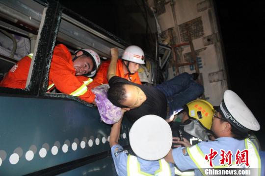 廣西合山高速車禍中傷者圖片