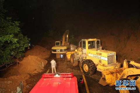 湖北暴雨致神農架22日山體滑坡 300多人被困道路