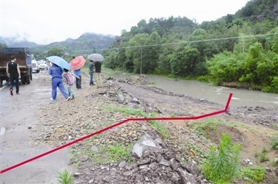 永嘉暴雨小車沖進河流，女孩蹲車頂求救