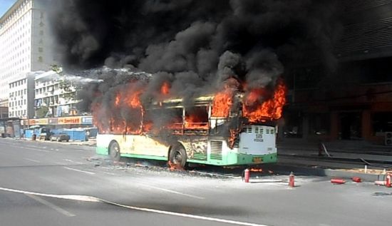 武漢585公交車自燃