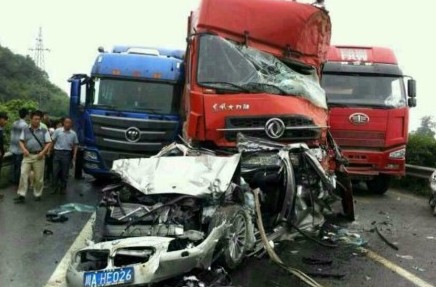 都汶高速車禍中被壓扁的寶馬車圖片