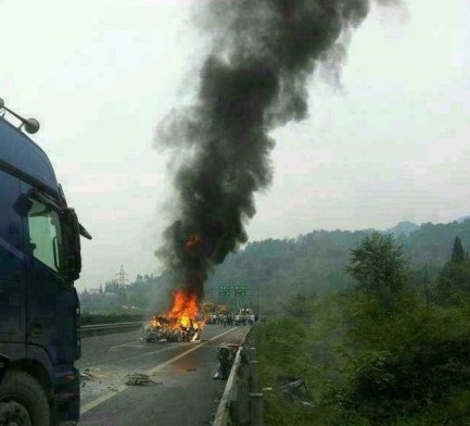 車禍后不久寶馬車發(fā)生起火