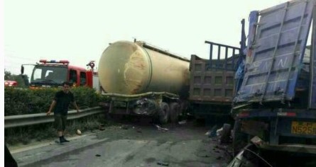 汶川至成都高速上的車禍現(xiàn)場圖片