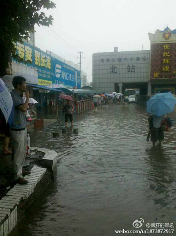 南京普降暴雨 滂沱大雨影響祿口機(jī)場(chǎng)150個(gè)航班