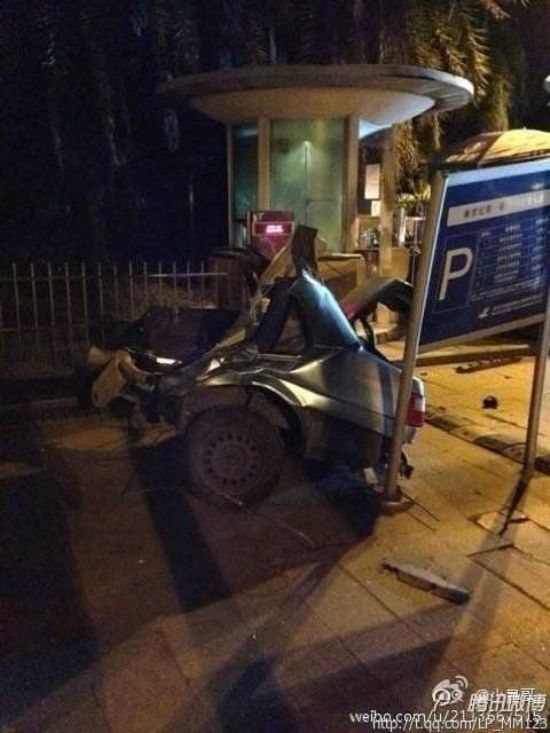 寶馬攔腰撞斷出租車