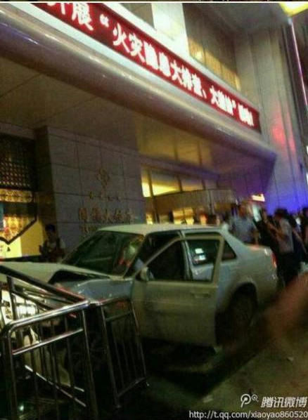 肇事捷達(dá)車(chē)被飯店門(mén)口石柱攔下