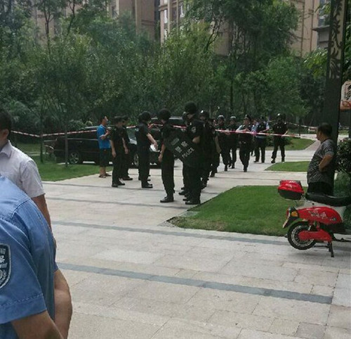 特警對(duì)小區(qū)進(jìn)行了封鎖