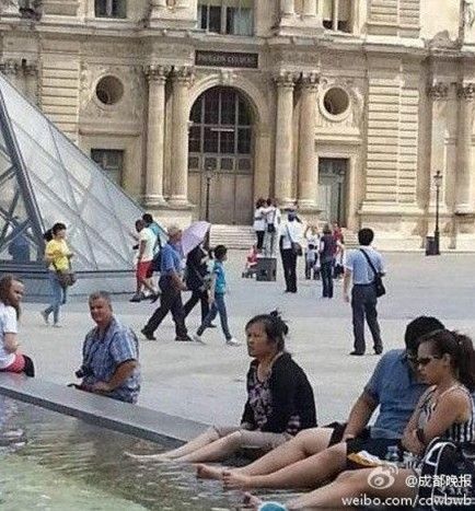 游客在盧浮宮水池泡腳