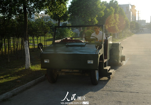 保潔車甚至可以清掃道路上的衛(wèi)生死角